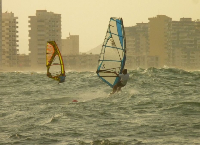 Windsurfistas en La Manga